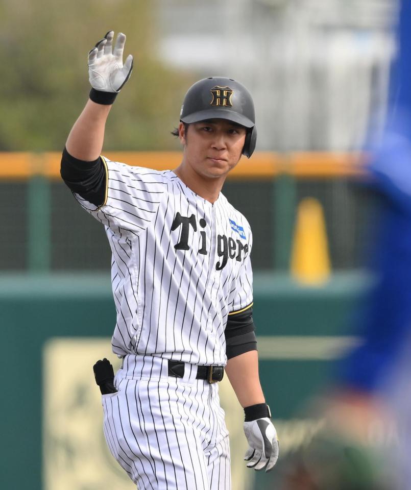 ６回、適時二塁打を放ち右手を挙げる井坪（撮影・西田忠信）