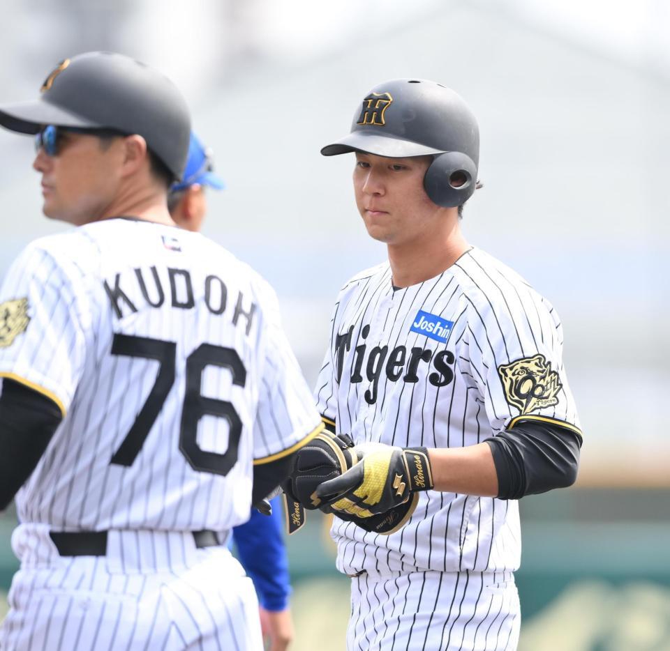 　１回、内野安打を放った井坪（右）＝撮影・西田忠信