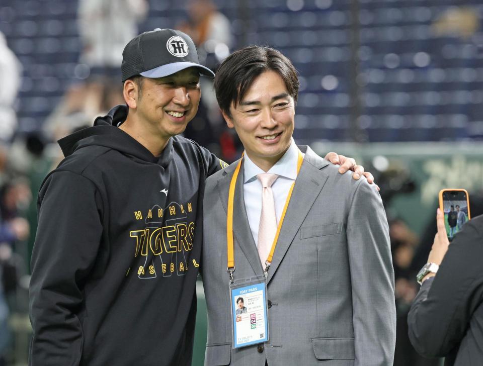 　和田毅氏（右）と記念撮影をする藤川監督（撮影・中田匡峻）