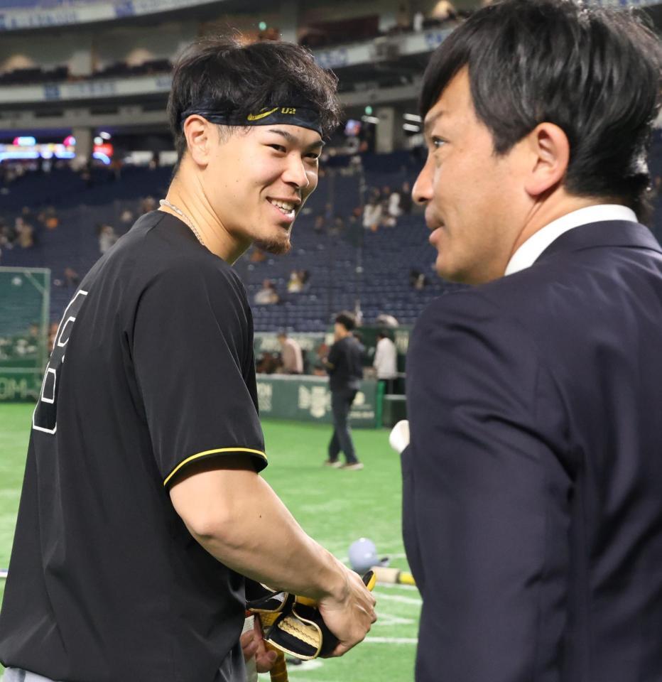 　松田宣浩氏（右）にあいさつをする佐藤輝（撮影・中田匡峻）