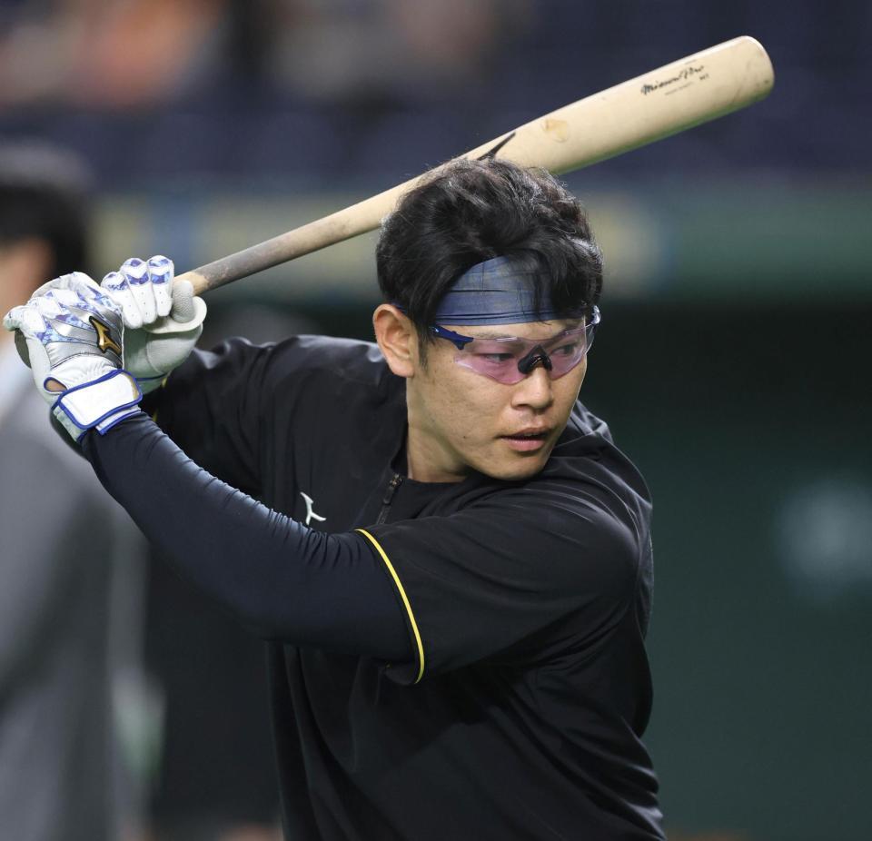 　打撃練習をする原口（撮影・中田匡峻）