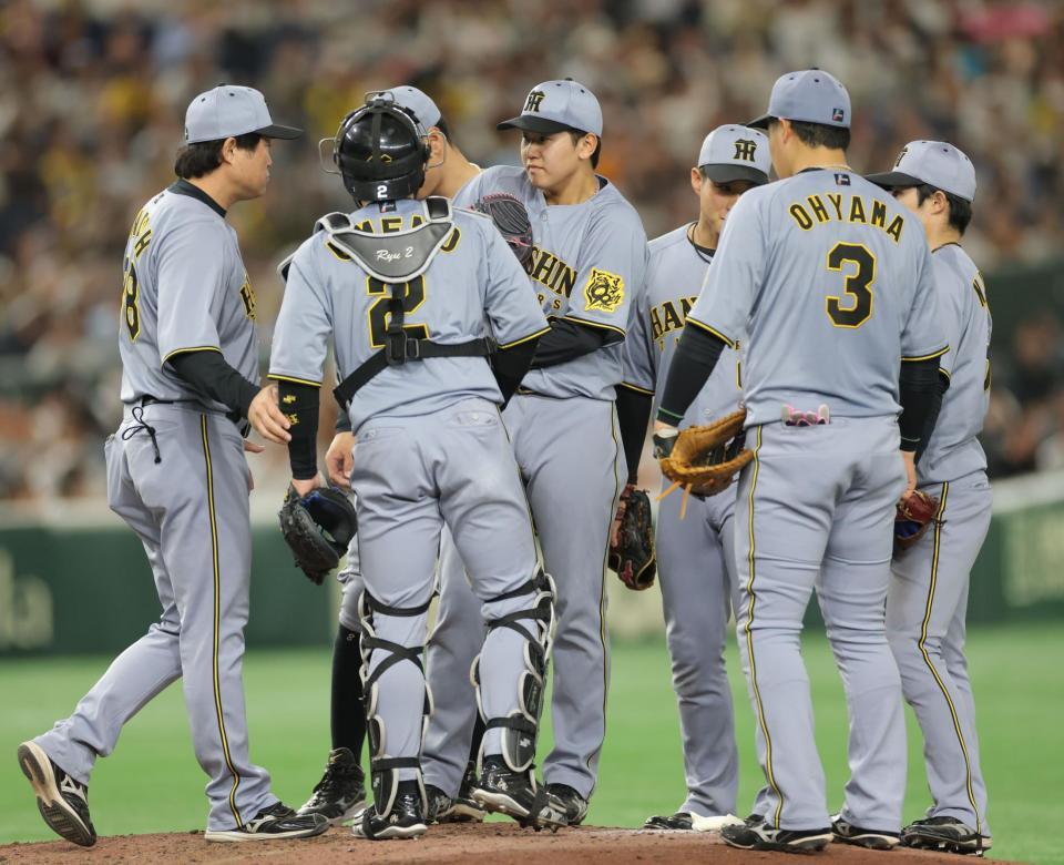 　５回、ピンチで門別（中央）の元へ集まる阪神ナイン（撮影・西岡正）