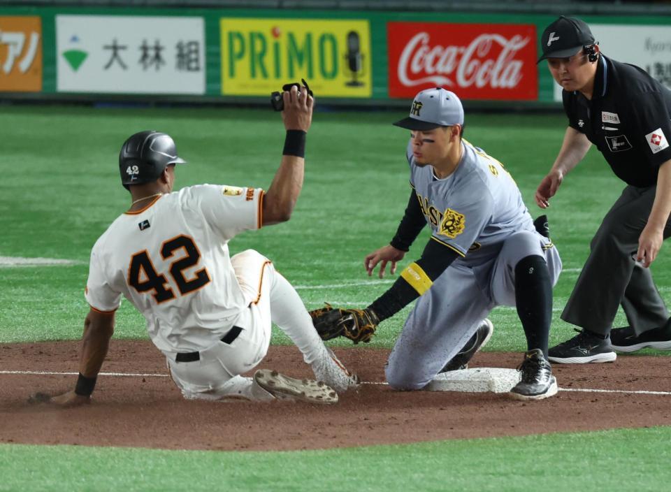 　７回、代打・増田大の送りバントで二走・ヘルナンデスが三塁でタッチアウト（撮影・金田祐二）