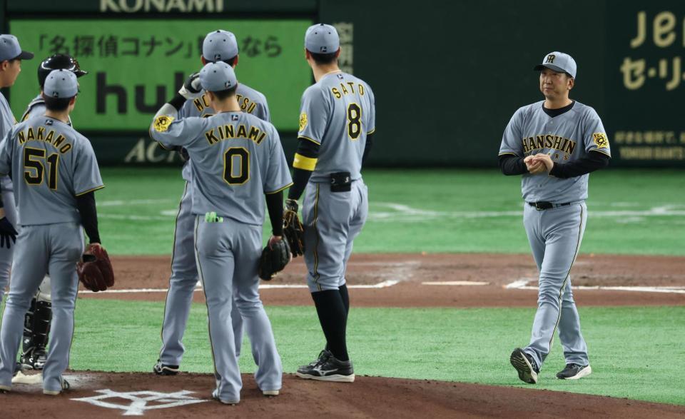 　６回、門別を交代する藤川監督（撮影・金田祐二）