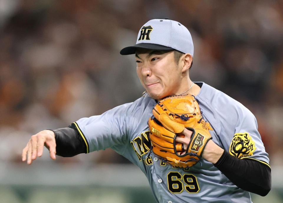 　７回、増田大の犠打を処理し、三塁に送球する石井（撮影・中田匡峻）