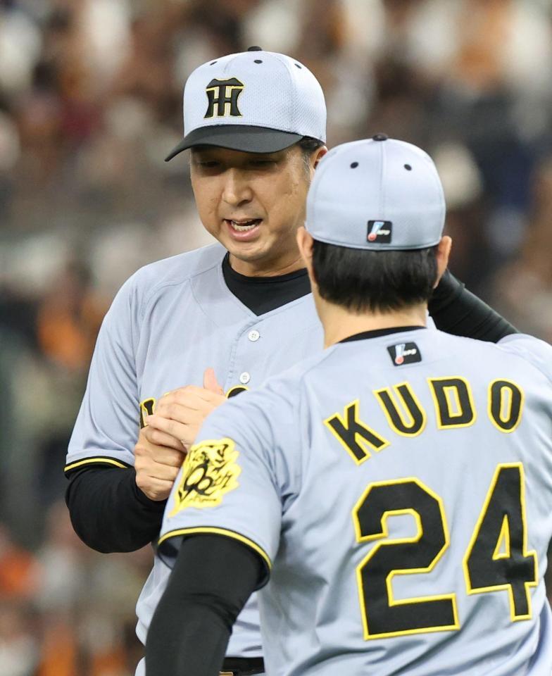 　６回、マウンドに上がる工藤（２４）に声をかける藤川監督（撮影・中田匡峻）