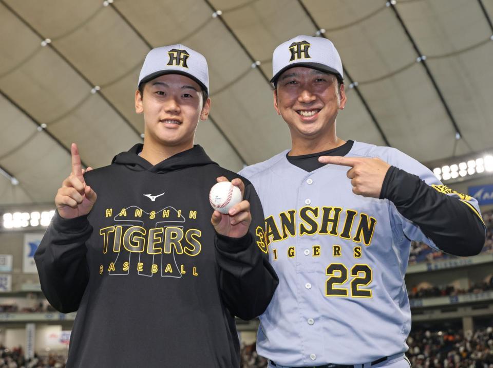 　プロ初勝利を挙げた門別（左）は藤川監督から祝福を受ける（撮影・中田匡峻）