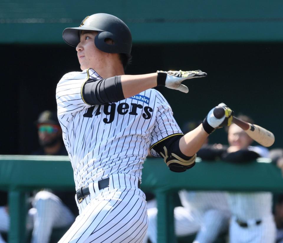 　２回、左翼スタンドへソロを放つ井坪（撮影・立川洋一郎）