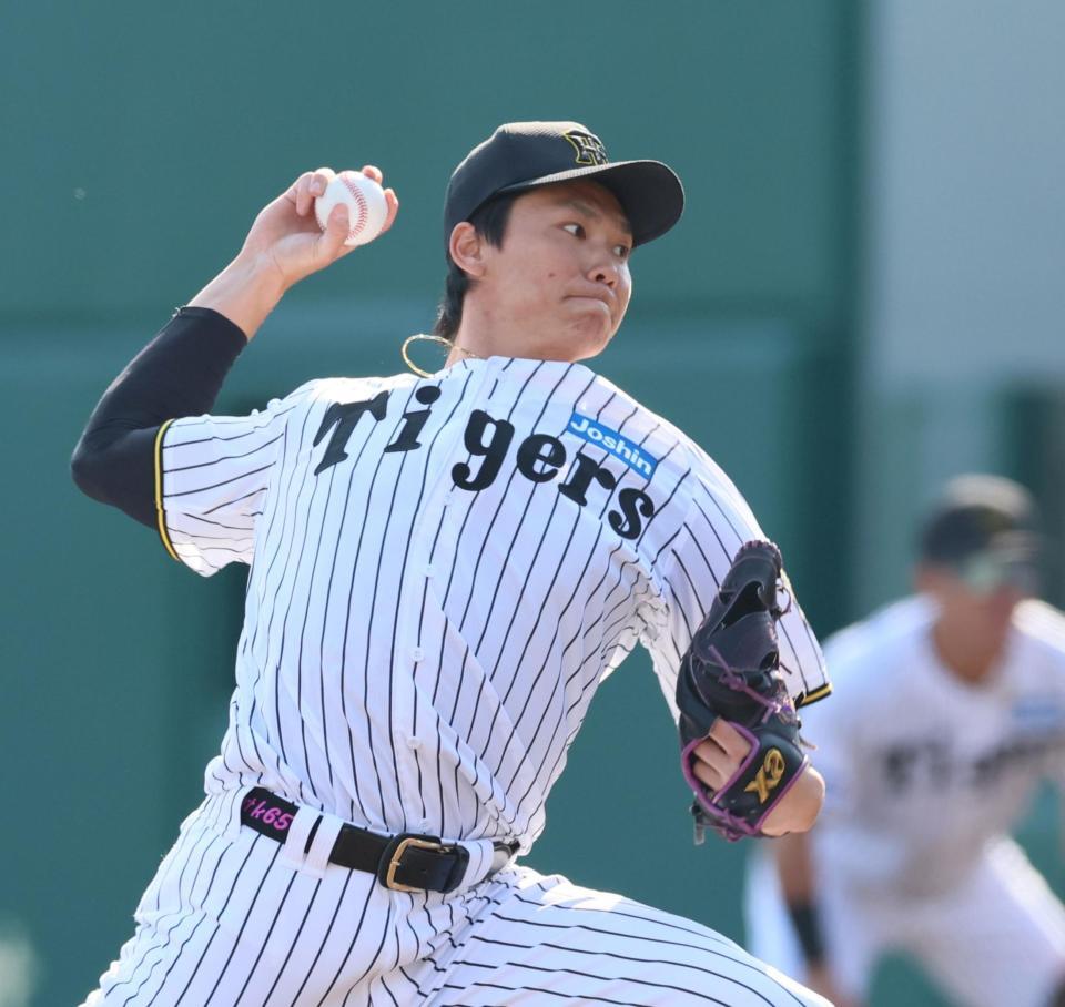 　８回表に登板し１イニングを無失点に抑えた湯浅（撮影・立川洋一郎）