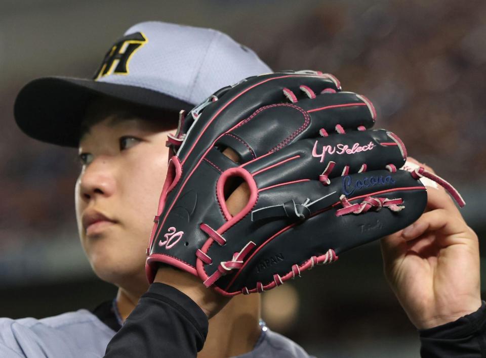 　亡き妹の名前「Ｃｏｃｏｎａ」と刺しゅうしたグローブで試合に臨んだ門別（撮影・中田匡峻）