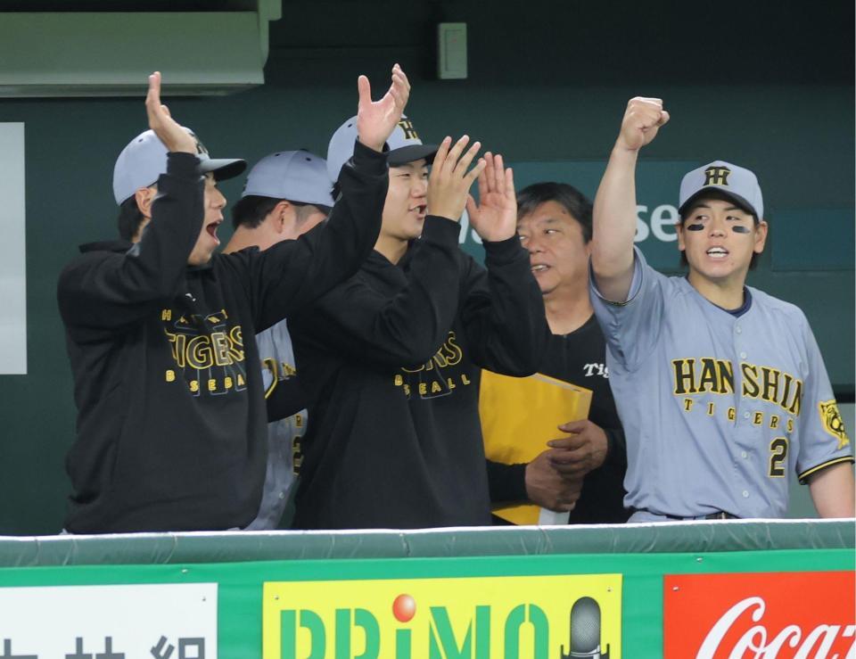 　プロ初勝利を挙げ、工藤（左）、梅野（右）と喜ぶ門別（撮影・西岡正）