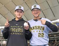 　プロ初勝利を挙げた門別（左）は藤川監督から祝福を受ける（撮影・中田匡峻）