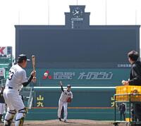 　ノックを受ける才木（撮影・中田匡峻）