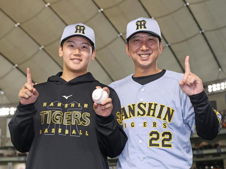 　プロ初勝利を挙げた門別（左）は藤川監督から祝福を受ける（撮影・中田匡峻）