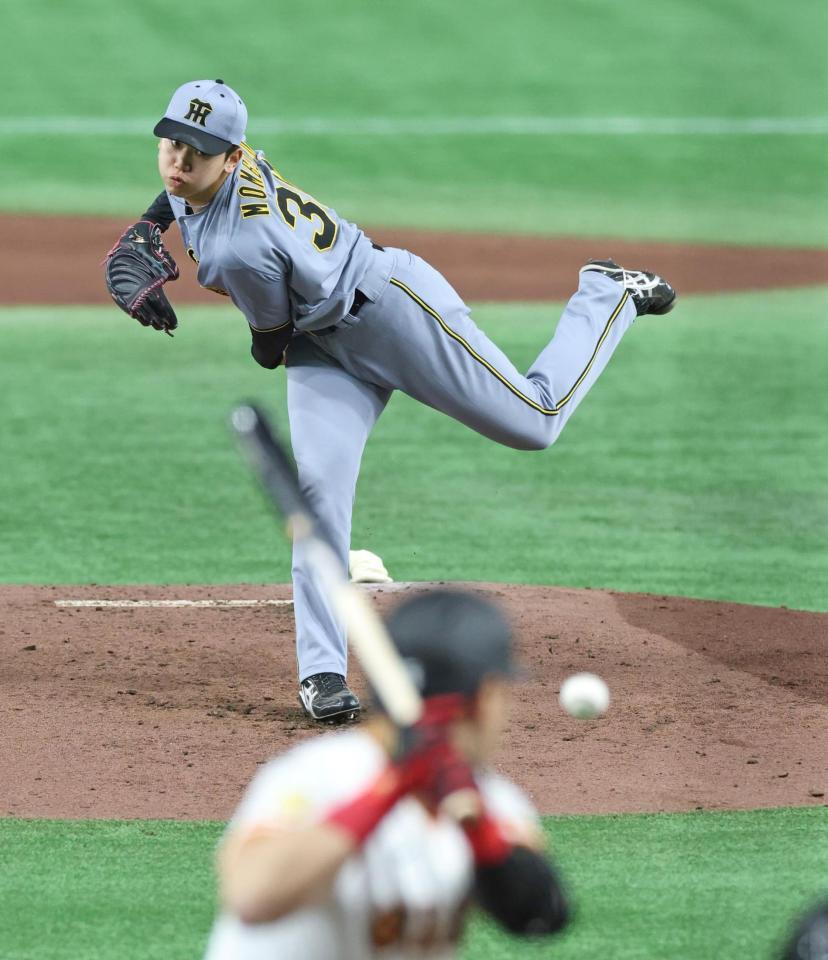 ２回、巨人・岡本に投げ込む阪神・門別（撮影・中田匡峻）