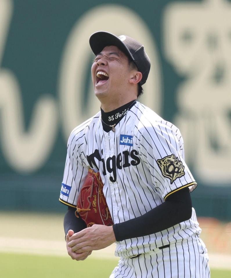 　笑顔を見せる才木（撮影・中田匡峻）