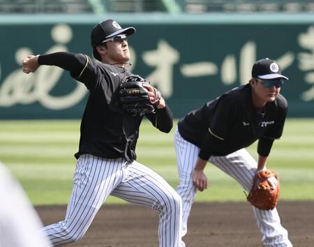 　三塁でノックを受ける高寺（左）と渡辺（撮影・田中太一）
