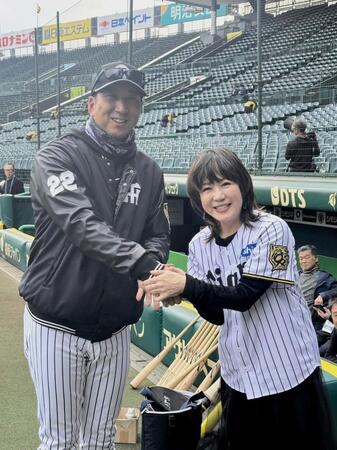 　練習終わりに対面して握手を交わす藤川監督と渡瀬マキ