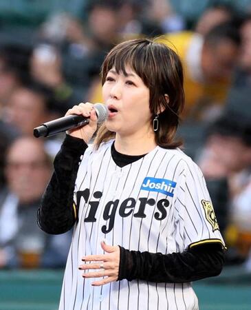 　試合前、熱唱するＬＩＮＤＢＥＲＧ・渡瀬マキ（撮影・北村雅宏）