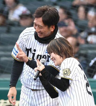　藤川監督と写真に納まるＬＩＮＤＢＥＲＧ・渡瀬マキ（右）＝撮影・北村雅宏