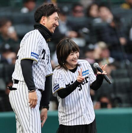 　藤川監督と笑顔を見せるＬＩＮＤＢＥＲＧ・渡瀬マキ（撮影・田中太一）