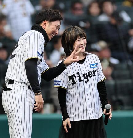 　藤川監督と笑顔を見せるＬＩＮＤＢＥＲＧ・渡瀬マキ（撮影・田中太一）