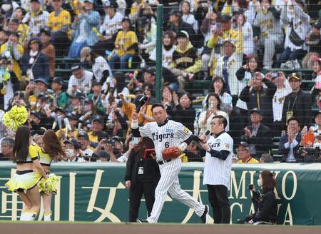 　紹介を受け、大声援に応える金本知憲氏（中央）＝撮影・北村雅宏