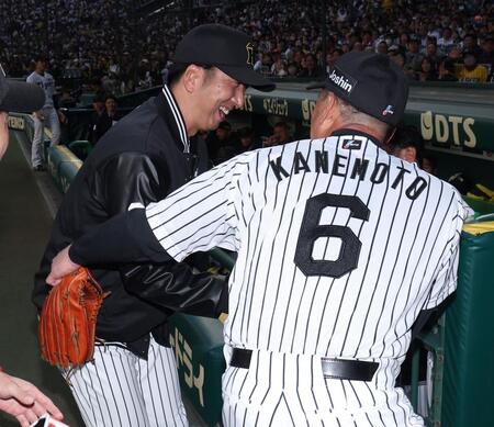 　藤川監督に話しかける金本知憲氏