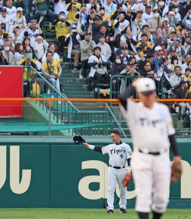 　本拠地開幕セレモニーで歴代レジェンドが勢ぞろい。慣れ親しんだ左翼の守備位置に就き、ファンの歓声に応える金本知憲氏（撮影・立川洋一郎）