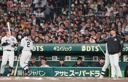 　７回、梅野に代打・原口（左端）を告げる藤川監督（右端）＝撮影・北村雅宏