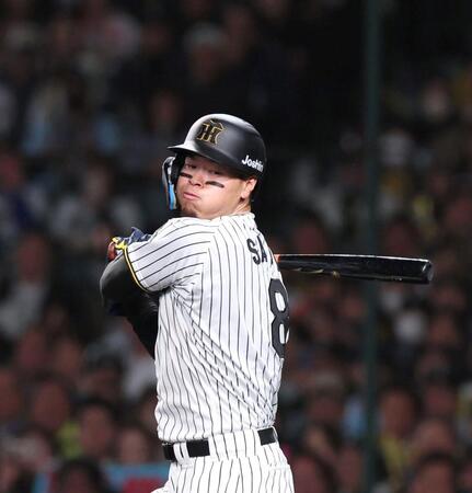 　８回、空振り三振に倒れる代打・佐藤輝（撮影・北村雅宏）