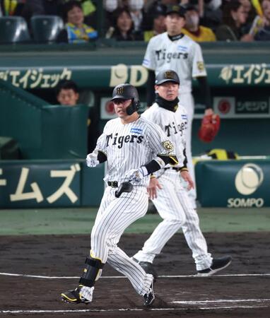 　７回、代打で出場も併殺打に倒れた原口（奥は才木）＝撮影・中田匡峻