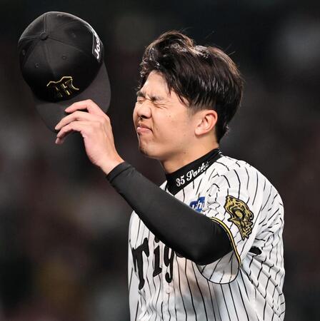 　８回、ヤクルトに先制を許し、悔しがる才木（撮影・田中太一）