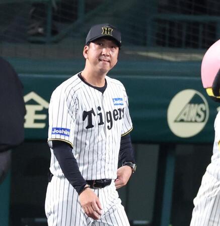 　ヤクルトに敗れ、悔しそうな表情でベンチを出る藤川監督（撮影・中田匡峻）