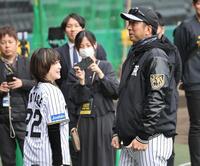 　練習後、ＬＩＮＤＢＥＲＧ・渡瀬マキと話をする藤川監督（撮影・田中太一）