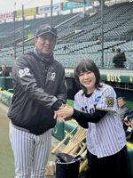 　練習終わりに対面して握手を交わす藤川監督と渡瀬マキ