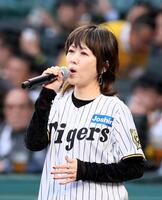 　試合前、熱唱するＬＩＮＤＢＥＲＧ・渡瀬マキ（撮影・北村雅宏）