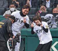 　渡瀬マキ（右）とカメラに向かってポーズを取る藤川監督（撮影・中田匡峻）