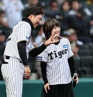 　藤川監督と笑顔を見せるＬＩＮＤＢＥＲＧ・渡瀬マキ（撮影・田中太一）