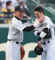 　試合前、左翼のポジションに就いて前川（右）に声を掛ける金本知憲氏（撮影・北村雅宏）