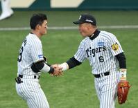 　前川（左）と握手を交わす金本知憲氏（撮影・中田匡峻）