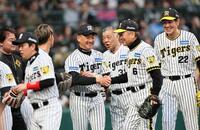 　笑顔を見せる（右から）田淵幸一氏、藤田平氏、掛布雅之氏、金本知憲氏ら（撮影・田中太一）