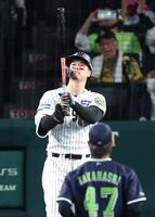 　８回、代打で出場も空振り三振に倒れる佐藤輝（投手は高橋）＝撮影・中田匡峻