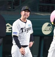 　ヤクルトに敗れ、悔しそうな表情でベンチを出る藤川監督（撮影・中田匡峻）