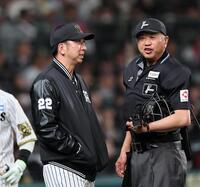 　７回、原口が併殺に倒れた後、球審と話をする藤川監督（撮影・田中太一）