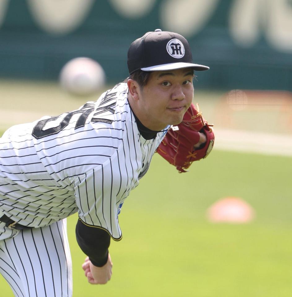 　キャッチボールをする才木（撮影・中田匡峻）