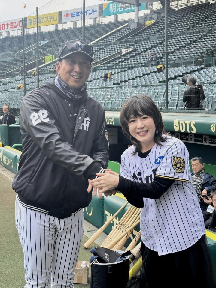 　練習終わりに対面して握手を交わす藤川監督と渡瀬マキ