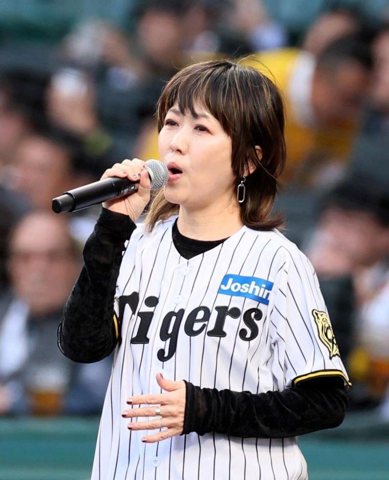 　試合前、熱唱するＬＩＮＤＢＥＲＧ・渡瀬マキ（撮影・北村雅宏）