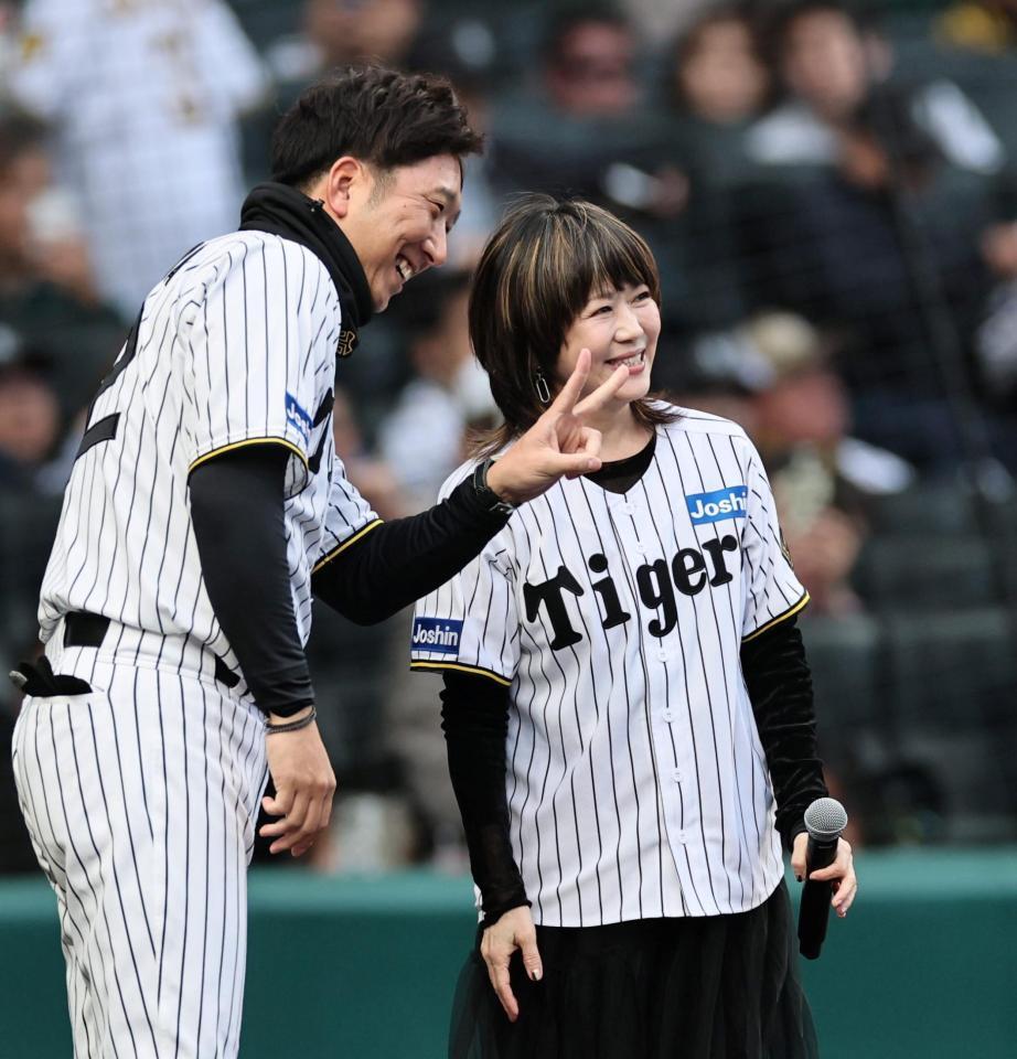 　藤川監督と笑顔を見せるＬＩＮＤＢＥＲＧ・渡瀬マキ（撮影・田中太一）