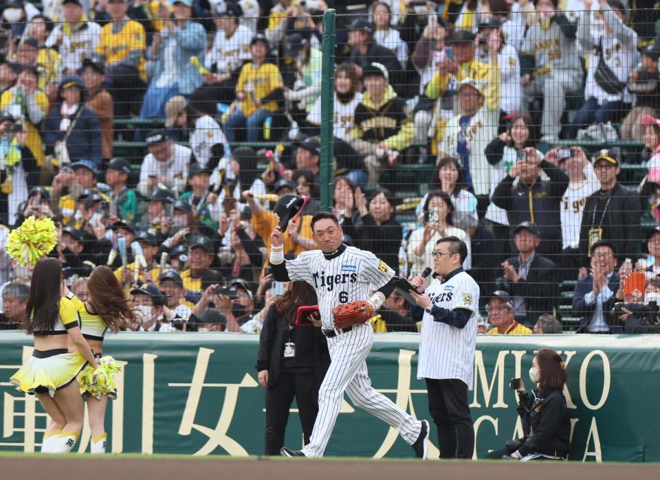 　紹介を受け、大声援に応える金本知憲氏（中央）＝撮影・北村雅宏